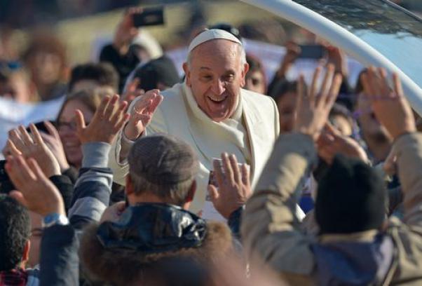 Papa Francesco ordina creazione docce per clochard: massimo sostegno ai poveri