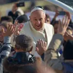 Papa Francesco ordina creazione docce per clochard: massimo sostegno ai poveri