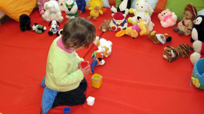 Ravenna, bimbi picchiati e costretti a mangiare vomito: condannate 3 maestre