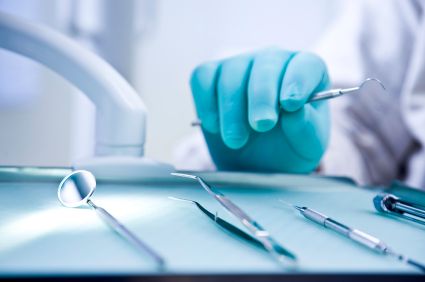 Dentista non sterilizzava mai strumenti: panico in Gran Bretagna