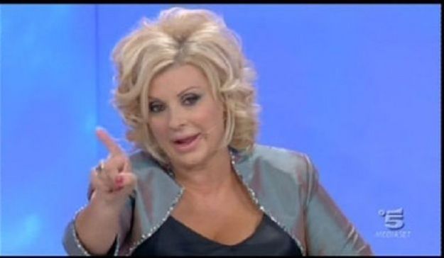 Uomini e Donne: Tina Cipollari truffata, locale torinese usa immagine impropriamente