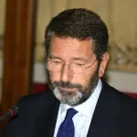 Roma, Ignazio Marino prende 10 multe ma ne paga solo 2: vicenda arriva in Parlamento
