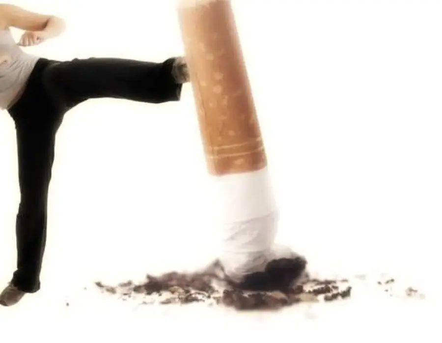 Fumare equivale ad ingrassare: sfatato falso mito, sigarette dannose per la linea