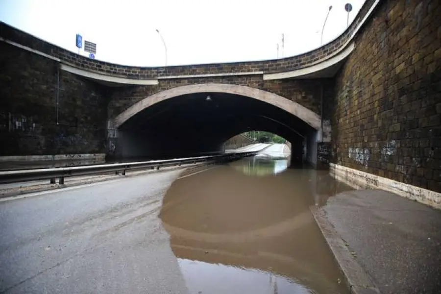 Bomba d'acqua a Roma: chiuse scuole e siti archeologici