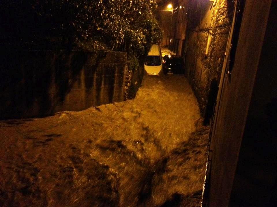 Maltempo, Carrara in ginocchio: un morto e un disperso. Persone sui tetti