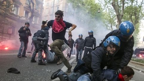 Cortei, nuove regole per evitare scontri tra manifestanti e forze dell'ordine