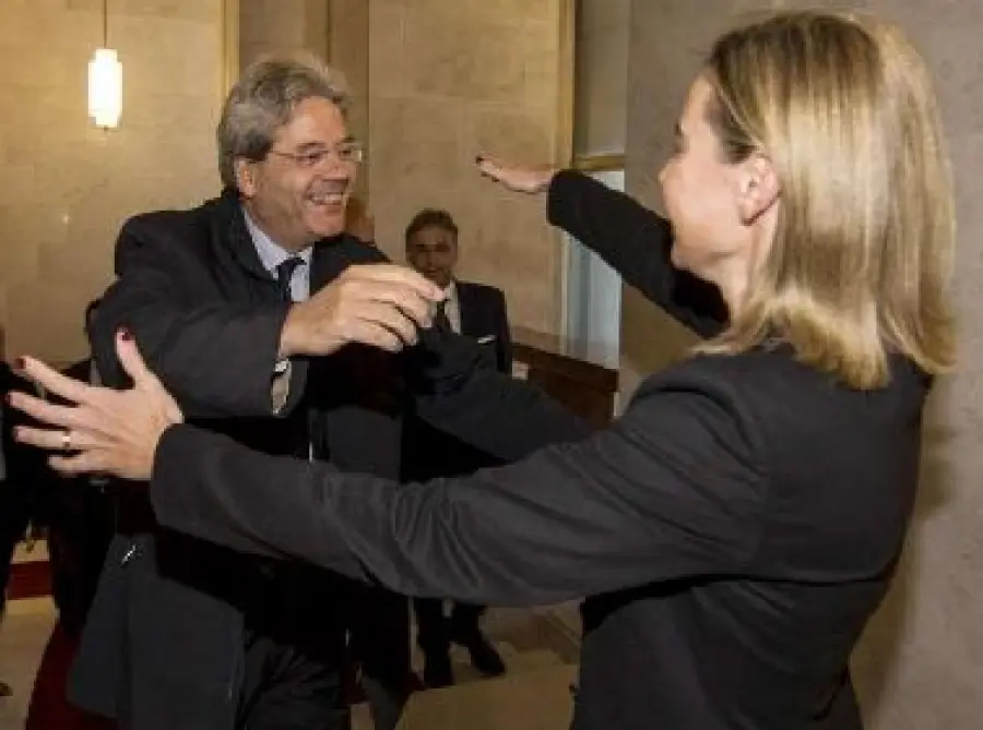 Paolo Gentiloni è nuovo ministro degli Esteri, abbraccio con Federica Mogherini