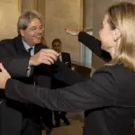 Paolo Gentiloni è nuovo ministro degli Esteri, abbraccio con Federica Mogherini