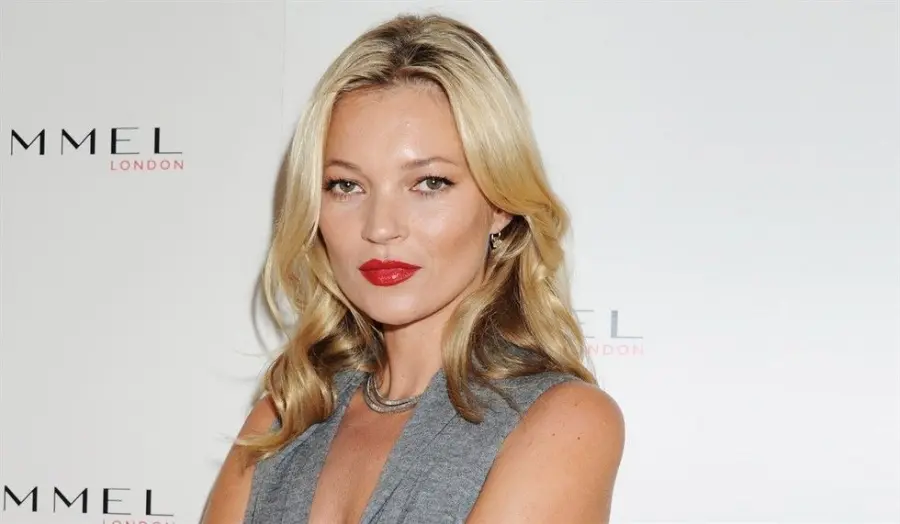 Kate Moss, dj scatenata a Londra: canottiera animalier e cuffie