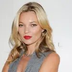 Kate Moss, dj scatenata a Londra: canottiera animalier e cuffie