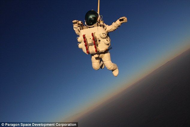 Manager di Google si lancia dalla stratosfera: battuto record di Baumgartner