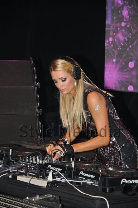 Paris Hilton diventa dj: guadagna un milione di dollari a performance 
