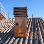 Torino, pulisce canna fumaria: perde equilibrio e cade