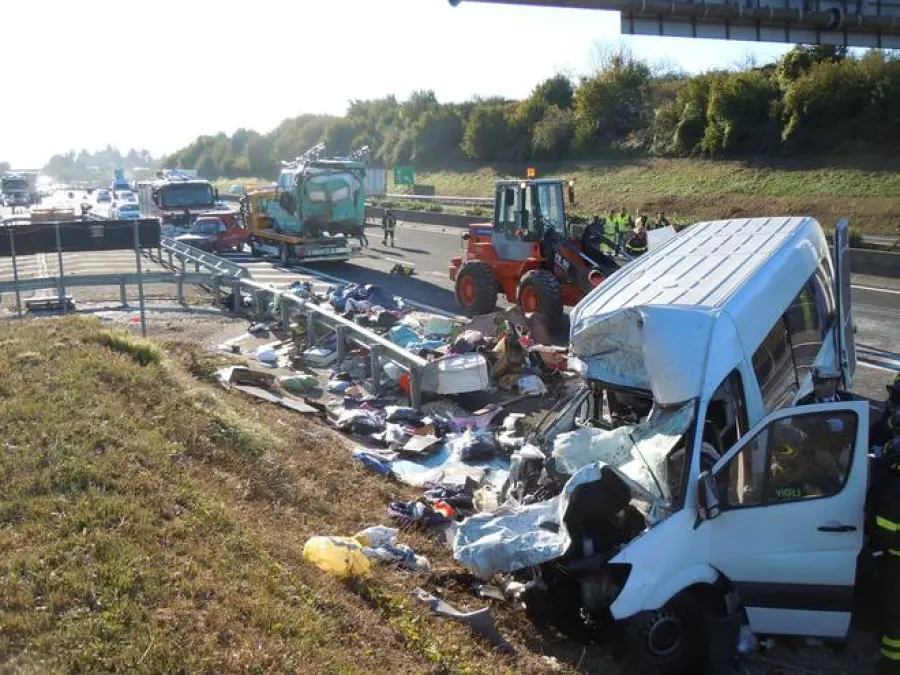 Sangue sull'autostrada A1: pulmino urta veicolo fermo, tante vittime