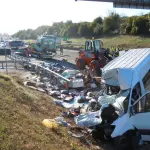 Sangue sull'autostrada A1: pulmino urta veicolo fermo, tante vittime