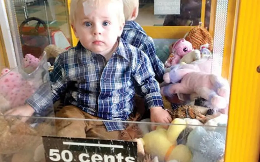 Tennessee, bimbo riesce ad entrare in macchinetta dei peluche