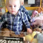 Tennessee, bimbo riesce ad entrare in macchinetta dei peluche