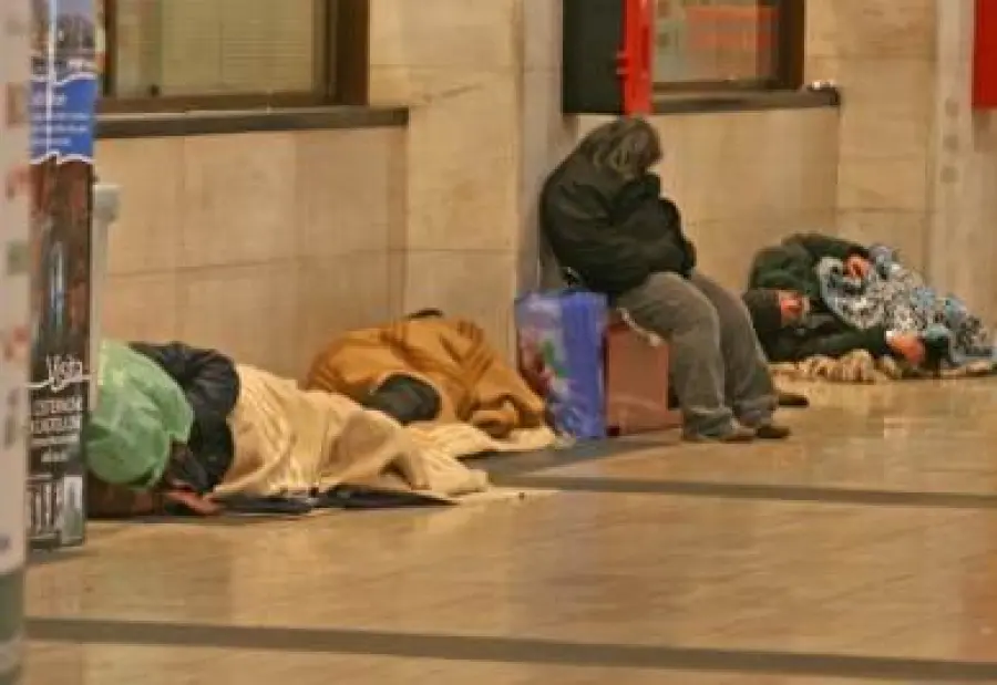 Macabro ritrovamento a Roma: clochard con testa fracassata, scoperto da suore