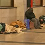 Macabro ritrovamento a Roma: clochard con testa fracassata, scoperto da suore