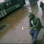 New York, aggredisce poliziotti con accetta: fermato