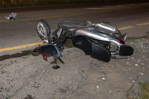 Tragico incidente stradale a Roma, auto travolge scooter: bimbo muore