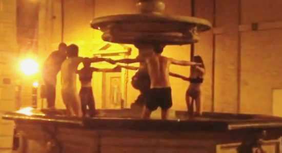 Roma, turisti francesi ubriachi entrano in fontana del '500: multati