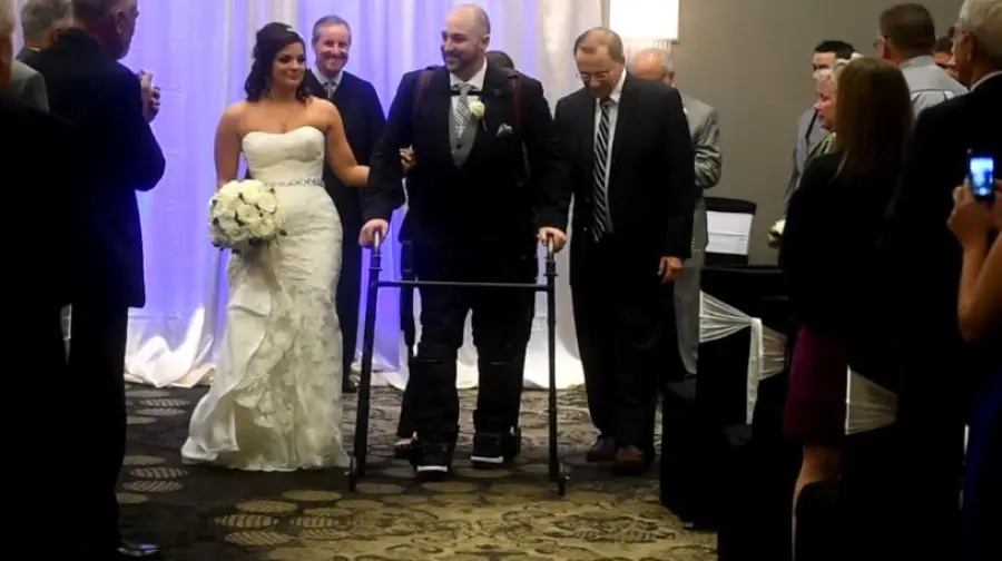 Sedia a rotelle addio con esoscheletro bionico: la storia di Matt Ficarra