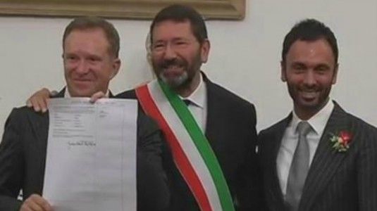 Ignazio Marino registra 16 nozze gay, Alfano indignato