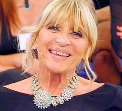Uomini e Donne gossip Gemma Galgani: pubblicizza gli orecchini? rischia l'eliminazione