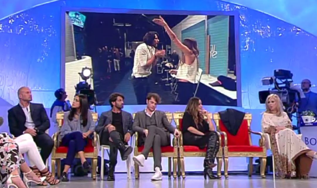 News UeD, Luca e Giulia: bacio in esterna, poi il litigio in studio