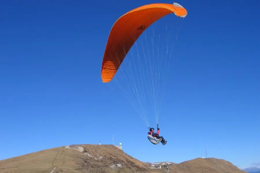 Per motivi di sicurezza sanitaria è vietato il volo in deltaplano o parapendio  sull’area del Monte Bianco