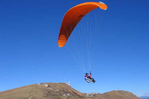 Per motivi di sicurezza sanitaria è vietato il volo in deltaplano o parapendio  sull’area del Monte Bianco