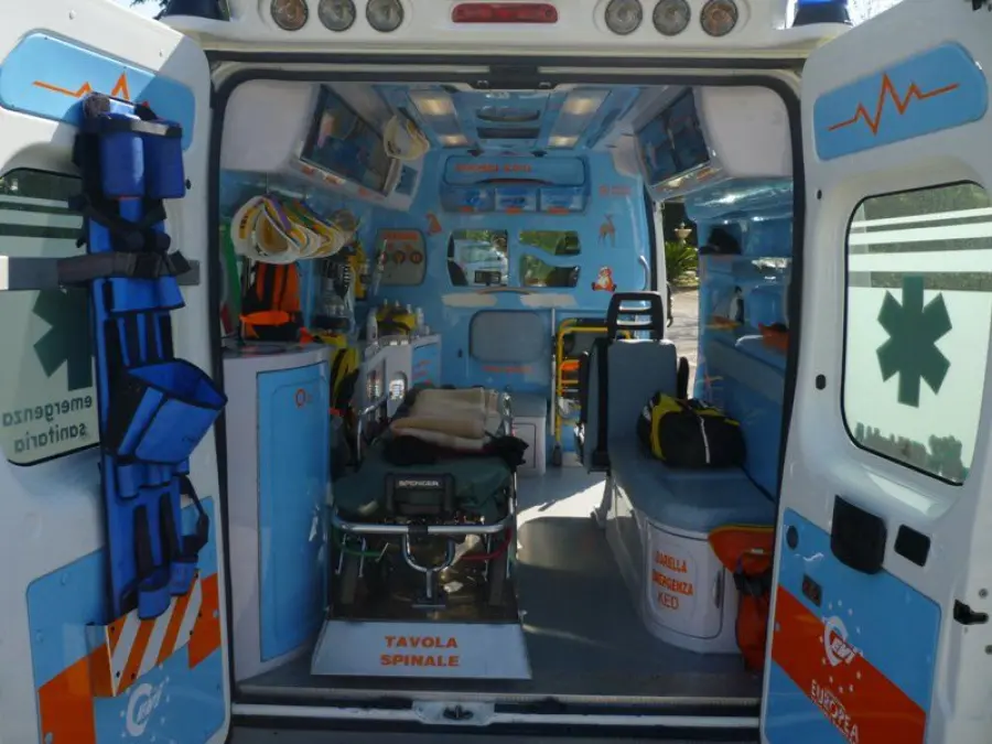 Capaccio Paestum: operaio folgorato mentre fissa palo della luce