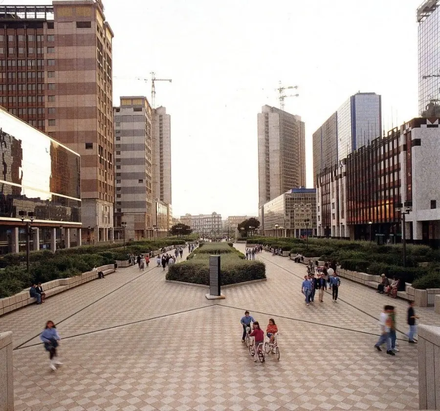 Terrore al centro direzionale di Napoli: nigeriano ruba pistola a vigilante