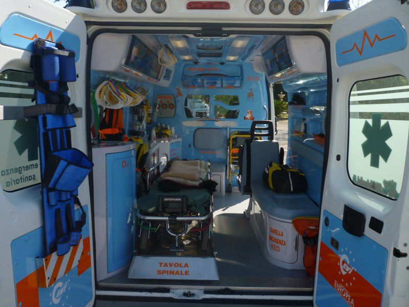 Capaccio Paestum: operaio folgorato mentre fissa palo della luce