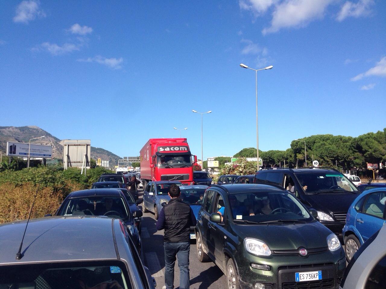 Incidente sulla A29, auto contro tir: 3 morti