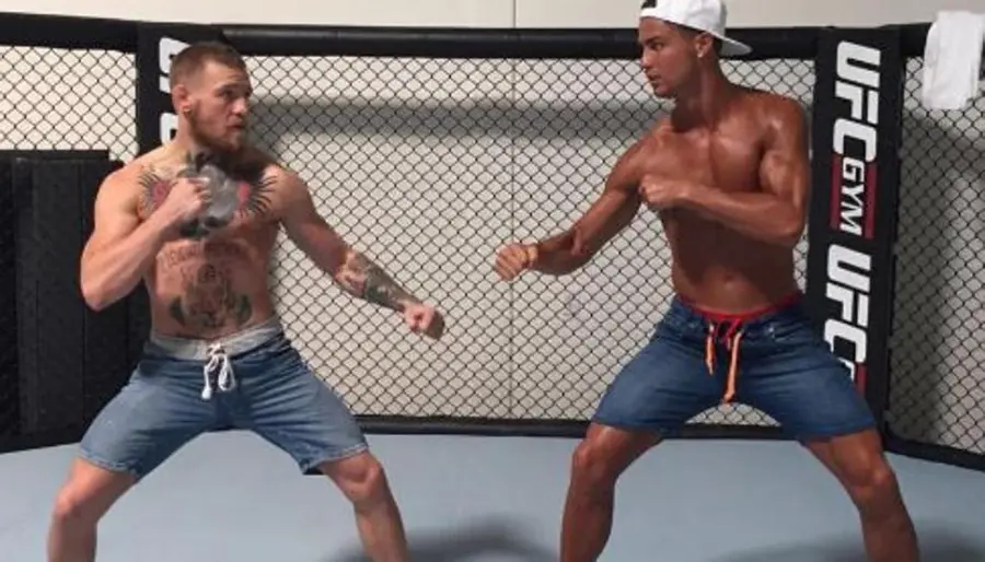 Cristiano Ronaldo lotta con Conor McGregor, ma per finta