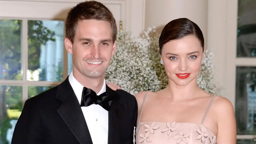 Miranda Kerr fidanzata ufficialmente con Evan Spiegel, fondatore di Snapchat: foto anello su Instagram
