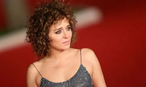 Valeria Golino in topless a Sabaudia: Riccardo Scamarcio?