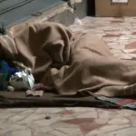 Clochard rende 50 euro donati da bimbo