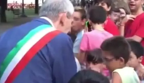 Sindaco di Cerignola sgrida bimbo che si vanta della bocciatura