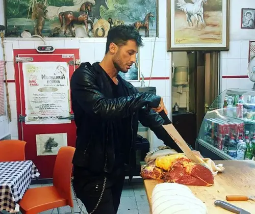 Nina Moric contro Fabrizio Corona che taglia carne di cavallo