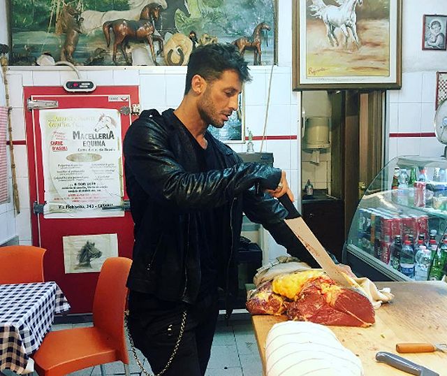 Nina Moric contro Fabrizio Corona che taglia carne di cavallo