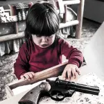 Armi incustodite: bimba californiana trova pistola e si uccide