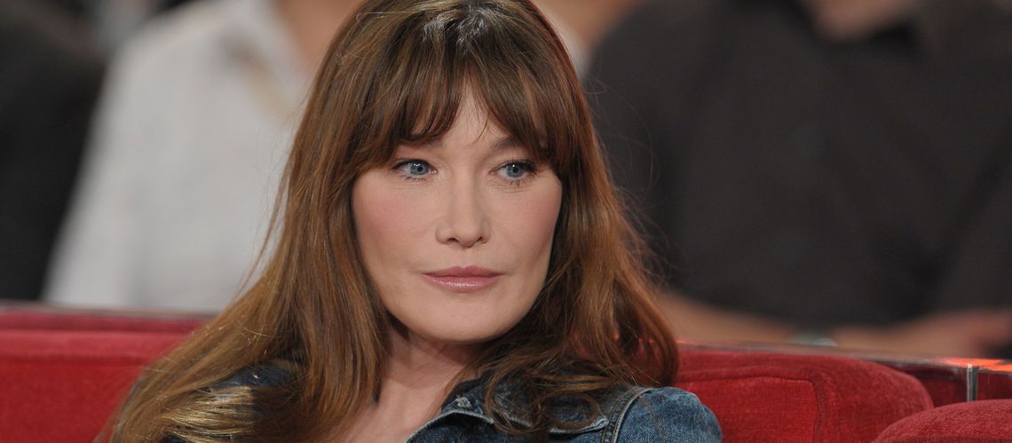 Carla Bruni debutta su Instagram con foto osé