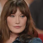 Carla Bruni debutta su Instagram con foto osé