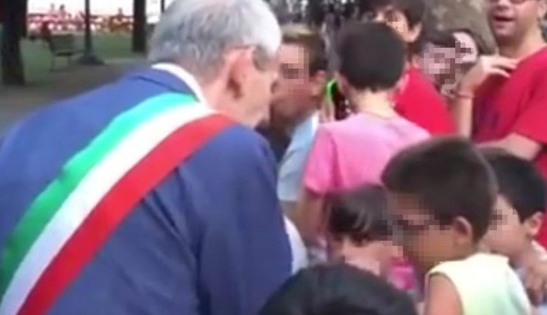 Sindaco di Cerignola sgrida bimbo che si vanta della bocciatura