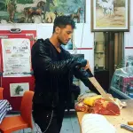 Nina Moric contro Fabrizio Corona che taglia carne di cavallo