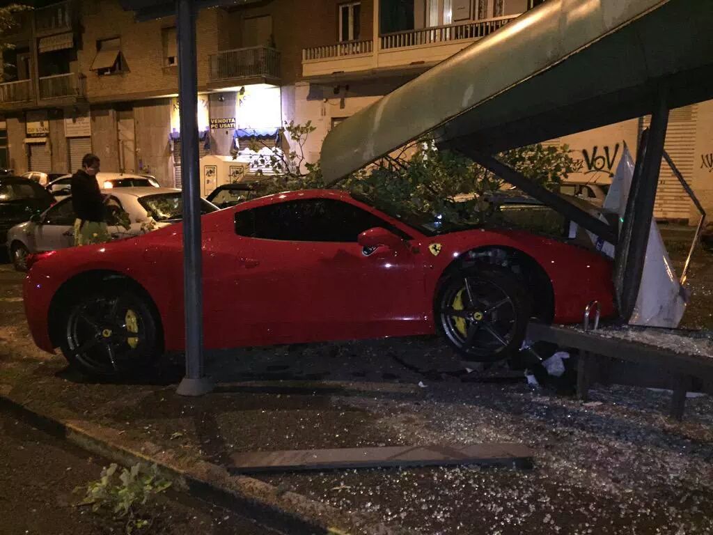 Juventus, Martin Caceres Ubriaco su Ferrari: Incidente