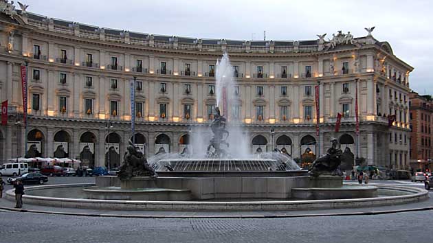 Roma ,Turisti Inglesi Ubriachi Entrano in Fontana delle Naiadi